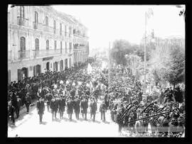 Desfile Civico del Presidente Ismael Montes junto a Embajadores por la Plaza Murillo