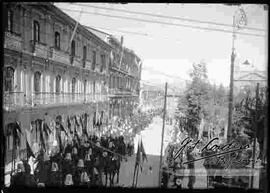 Recepción  de  embajadas para la transmisión de mando presidencial del General Ismael Montes y s. e. José Gutiérrez Guerra. en el desfile popular