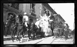 Carrosa alegórica tirada por caballos en el desfile del 6 de agosto, por la calle Potosi.