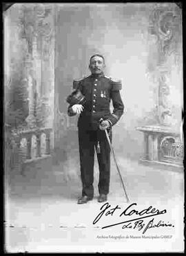 Foto de estudio de un Oficial del Ejercito