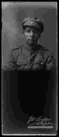 Foto de estudio de medio cuerpo, de un Militar