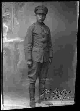 Foto de estudio de un soldado de la Guerra del Chaco