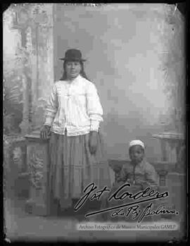 Foto de estudio de una chola junto a una niña de color