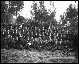 Grupo político, reunidos en un día de campo por carnavales.