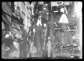 Presidente José Gutiérrez Guerra bajando por las gradas de las tribunas oficiales en el desfile Militar, periodo de 15 de agosto de 1917 al 12 de julio de 1920