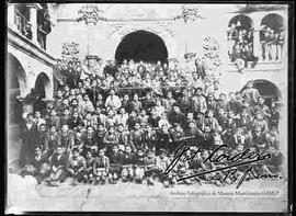 Reproducción de la fotografía de un grupo de estudiantes del colegio Don Bosco junto a curas en el palacio Diez de Medina, que mas adelante seria el Museo de Arte