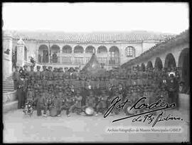 Grupo de estudiantes de la Escuela de la Tercera Orden de San Francisco, donde se encuentra Adrian Patiño