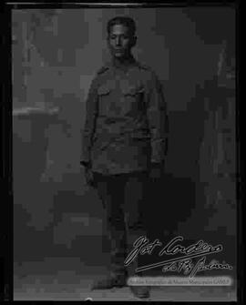 Foto de estudio de un soldado de la Guerra del Chaco