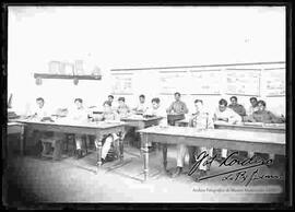 Cadetes, en la biblioteca del Colegio Militar