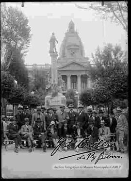 Familiares y amigos, delante del monumento de Pedro Domingo Murillo