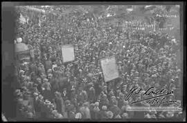 Manifestación de una multitud de personas por la toma del fortín boquerón