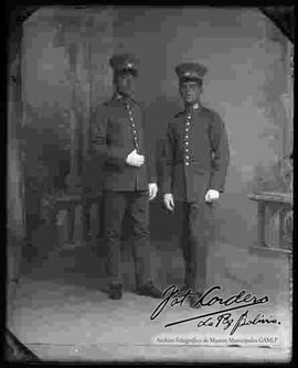 Foto de estudio de dos cadetes del Colegio Militar