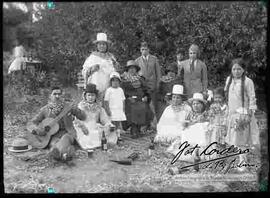 Familia en el jardín de una casa celebrando carnavales