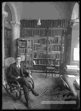 Presidente Hernando Siles, sentado en la biblioteca del congreso, fue presidente de Bolivia durante el periodo de 10 de enero de 1926 al 28 de mayo de 1930