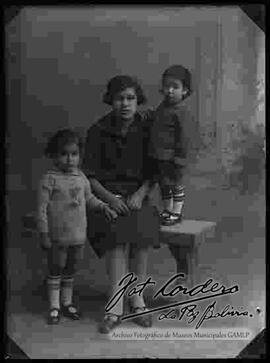 Foto de estudio de una dama con sus dos hijas