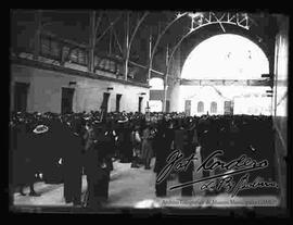 Recibimiento de los restos del militar argentino José Alarcón, por parte de algunas personas en la estación de tren de Guaqui (hoy la terminal)