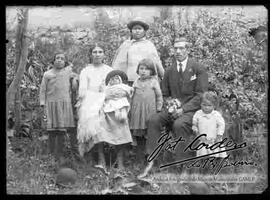 Familia reunida en el jardín de una casa particular