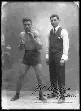 Foto de estudio de un boxeador del club Pabón, junto a su entrenador