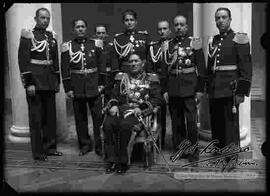 Presidente Enrique Peñaranda, junto a oficiales Militares del Estado Mayor, durante el periodo de 15 de abril de 1940 al 20 de diciembre de 1943