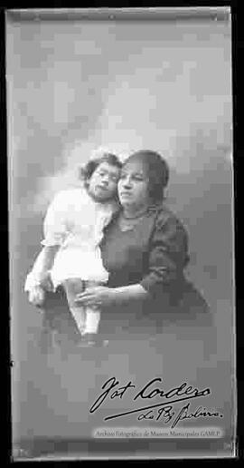 Foto de estudio con esfumador de una madre sosteniendo a su hija pequeña