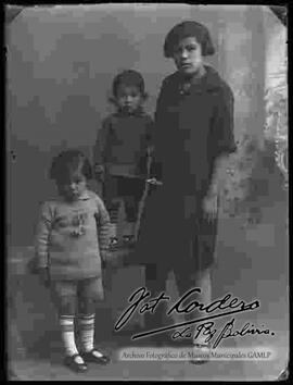 Foto de estudio de una dama con sus dos hijas