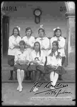 Grupo de señoritas estudiantes del colegio ave maría