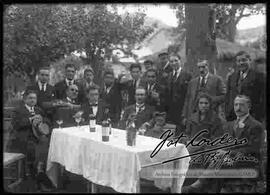 Grupo de amigos compartiendo bebidas en una quinta (restaurante), por la celebración de un acontecimiento