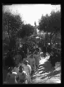 Concentración de estudiantes en la plaza Murillo, para el desfile cívico por 16 de julio.