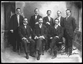 Foto de estudio de un grupo de varones con diferentes tipos de bigote.