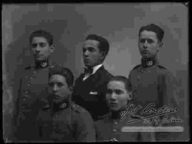 Foto de estudio de cuatro cadetes del Colegio Militar y un civil