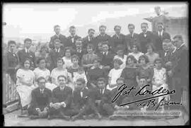 Grupo de jovenes y señoritas estudiantes de un instituto, en una terraza