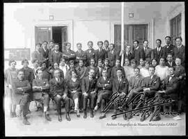 Jóvenes y señoritas estudiantes de un instituto delante de los salones de clases, junto a profesores