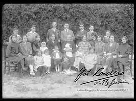 Familia reunida en el patio de una casa