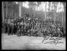 Grupo político posando en un parque