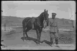 Soldado, junto a su caballo en Guaqui