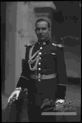 Coronel con uniforme de gala, en el interior del Palacio de Gobierno