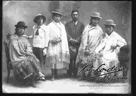 Foto de estudio de una familia. cuatro cholas, un caballero y una niña