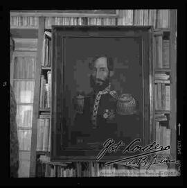 Reproducción fotográfica de la pintura de un personaje en el interior de la biblioteca de Víctor Candía.
