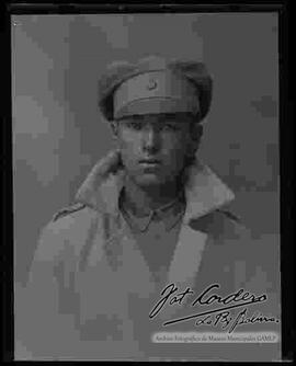 Foto de estudio, de medio cuerpo de un soldado de la Guerra del Chaco