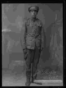 Foto de estudio de un soldado de la Guerra del Chaco