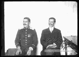 Foto para documento de un militar junto a un empleado de alguna institución