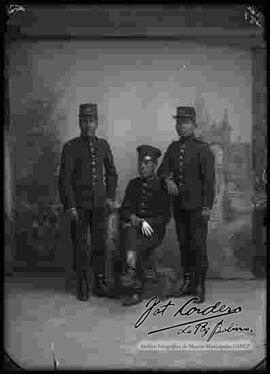 Foto de estudio de tres soldados