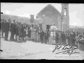 Procesión de la virgen, en la fiesta patronal de la hacienda Aygachi, saliendo de la capilla.