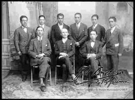 Foto de estudio de un grupo estudiantes universitarios