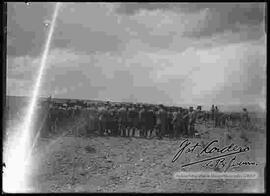 Grupo de soldados, recibiendo instrucciones de oficiales  en el campo de maniobras