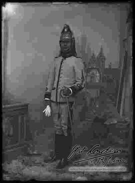 Foto de estudio de un oficial del regimiento abaroa