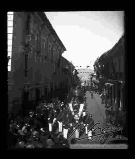 Desfile cívico del 16 de julio pasando por la calle Mercado.