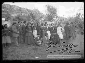 Grupo familiar, don de se encuentra hernando siles de joven. reunidos en el patio de una casa particular por Obrajes celebrando un acontecimiento.