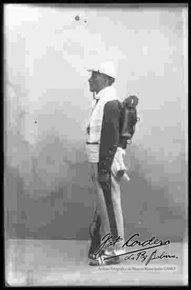 Foto de estudio de un Soldado de los Colorados  de Bolivia, de perfil