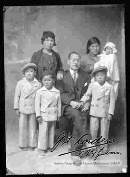 Foto de estudio de una familia japonés